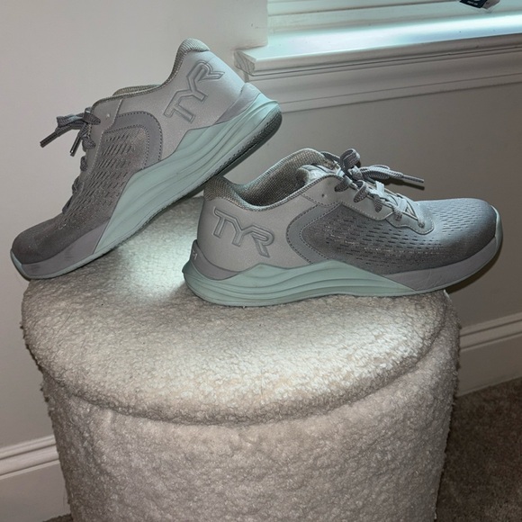 TYR Gray Athletic Shoes - Picture 1 of 6